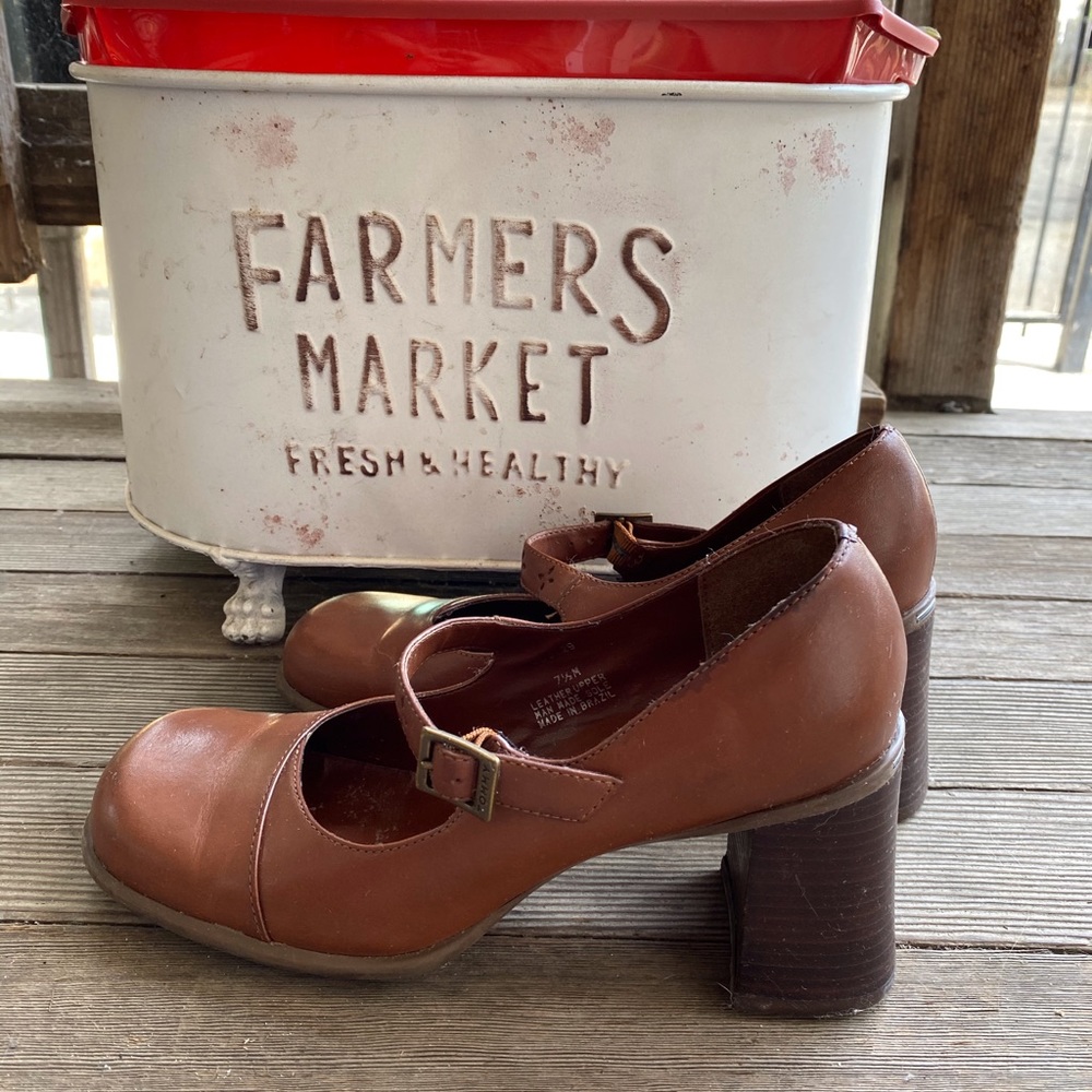 Tommy Hilfiger brown vintage thick Mary Jane heels